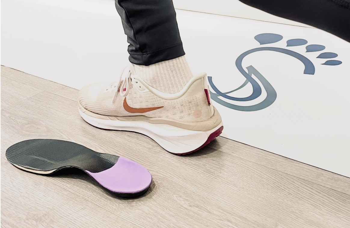 Zapatilla de running y plantilla personalizada para estudio de la pisada