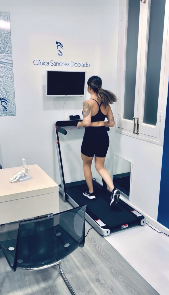 Estudio de la pisada en cinta para corredores en Clínica Sánchez Doblado